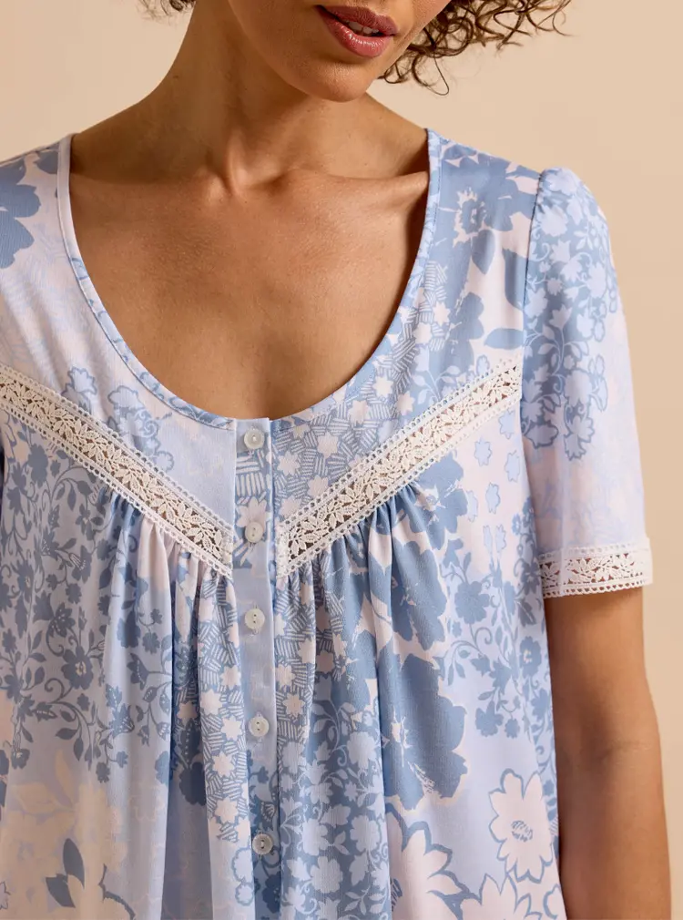 Chemise de nuit en jersey doux bordée de dentelle